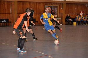 Tomáš Fendrich (vpravo) si s míčem rozumí nejen v kopačkách na trávě, ale i ve futsalkách ve sportovní hale, kde hraje za tým Jokerit Kopřivnice.
FOTO: KRISTINA ČABLOVÁ
