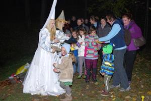Na Bubu stezku se vydalo 160 dětí v maskách i bez. Strašidla, která na ně na trase čekala, si pro ně připravila 12 úkolů.
FOTO: DANA HOĎÁKOVÁ