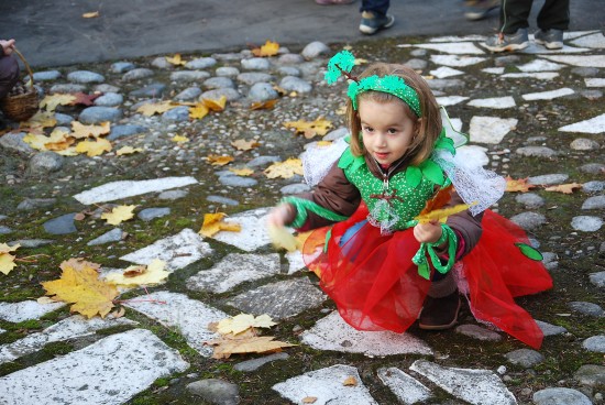 Děti z Mateřské školy Česká v rámci zavírání zahrady pomáhaly vílám s čištěním studánek. Byl to pro letošní rok poslední program na zahradě školky.
FOTO: DANA HOĎÁKOVÁ