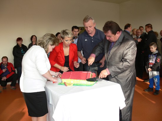 Při otevření nové Základní školy v Mošnově došlo na krájení dortu. Hlavního úkolu se ujal starosta Radomil Bodzsar.
FOTO: ILONA MAZALOVÁ