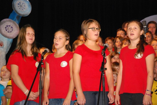 Víc jak 190členný sbor zazpívá ve vánočním pásmu, které bude před Vánoci vysílat Kabelová televize Kopřivnice. Natáčení pořadu začalo minulý týden.
FOTO: DANA HOĎÁKOVÁ