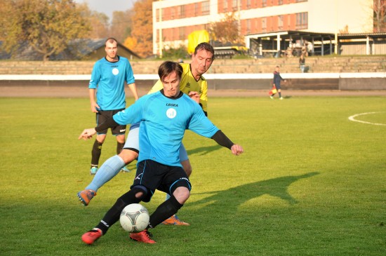 Hráč fotbalového celku FC Kopřivnice David Kováč se snaží uhájit míč před dotírajícím soupeřem z Jistebníku, vedoucího mužstva soutěže.
FOTO: KRISTINA ČABLOVÁ