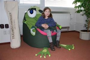 Adélka se svou maminkou převzaly na radnici speciální rehabilitační síť a polohovací křeslo Žabák. Pomůcky byly zakoupeny z výtěžku sbírky plastových vršků.
FOTO: DANA HOĎÁKOVÁ