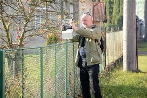Jaromír Švejdík si během návštěvy Kopřivnice dokumentuje okolí Zátopkova rodného domu.