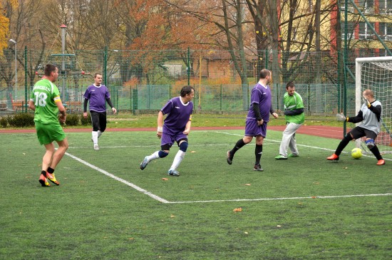 Celek FC ŠPUNTY 97 dává v posledním letošním utkání jednu ze čtyř branek závišickému Evertonu a tímto vítězstvím si vybojoval druhou příčku.
FOTO: KRISTINA ČABLOVÁ