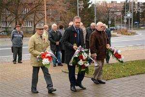 Ve středu 11. listopadu v 11 hodin dopoledne si také lidé v Kopřivnici mohli připomenout výročí ukončení 1. světové války, které se slaví jako Den válečných veteránů.
FOTO: DAVID MACHÁČEK
