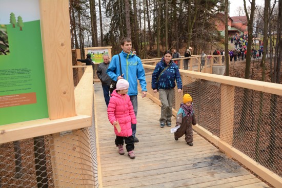 Vzdušný chodník, součást naučné stezky Beskydské nebe, si v pátek dopoledne vyzkoušeli první návštěvníci. Nová atrakce se lidem otevřela na víkend, další ji mohou navštívit až na jaře.
FOTO: D. MACHÁČEK