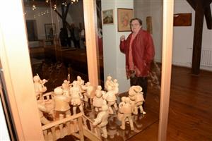 Výjevy z lidových tradic stejně jako portréty či krajiny je možné najít v dřevořezbách Jaroslava Bordovského, které jsou již týden k vidění v muzeu na Fojtství.
FOTO: DAVID MACHÁČEK