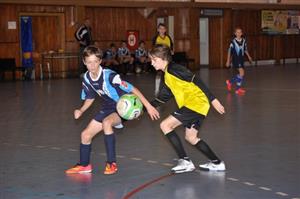 Filip Klimeš (vlevo) ze ZŠ E. Zátopka bojuje o míč se soupeřem z Petřvaldu při semifinálovém utkání v halové kopané žáků ZŠ.
FOTO: KRISTINA ČABLOVÁ