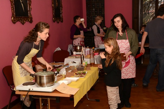 Vzhledem k podzimnímu počasí se víkendový Restaurant Day odehrál v interiéru Lašského muzea a v blízké rekonstruované konírně.
FOTO: DAVID MACHÁČEK