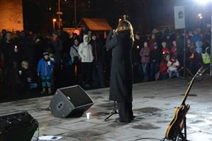 Součástí programu oslav státního svátku 17. listopadu byl také krátký koncert Lenky Hrůzové v závěru lampionového průvodu městem.
FOTO: DAVID MACHÁČEK