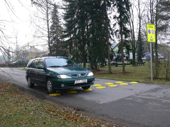 Zpomalovací retardér před restaurací U Žabáka ve Skotnici neuvítali všichni uživatelé místní komunikace s nadšením.
FOTO: ILONA MAZALOVÁ