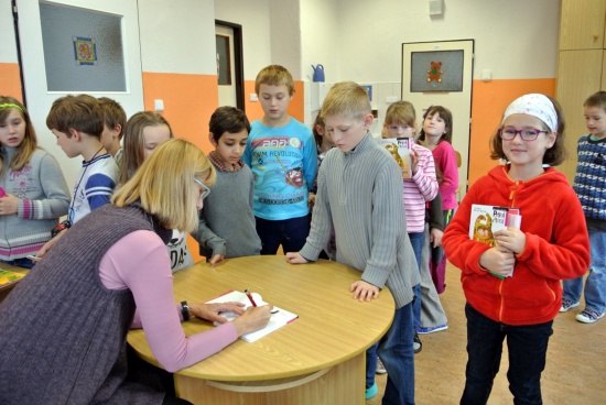 Součástí projektu na podporu čtenářské gramotnosti na ZŠ sv. Zdislavy bylo i setkání s autorkou dětských knih Ivonou Březinovou.
FOTO: ARCHIV ZŠ sv. ZDISLAVY