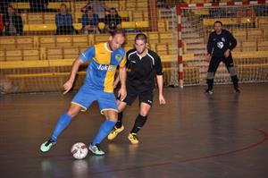Futsalové derby mezi kopřivnickými celky FC Jokerit a FU Kopřivnice přilákal do haly ZŠ E. Zátopka poměrně solidní počet diváků.
FOTO: KRISTINA ČABLOVÁ