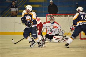 Jiří Pargač (vlevo) s Vítem Stránským se snaží na domácím ledě vyzrát na brankáře Poruby. Kopřivnice v tomto utkání nakonec zvítězila v prodloužení.
FOTO: KRISTINA ČABLOVÁ