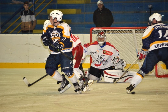 Jiří Pargač (vlevo) s Vítem Stránským se snaží na domácím ledě vyzrát na brankáře Poruby. Kopřivnice v tomto utkání nakonec zvítězila v prodloužení.
FOTO: KRISTINA ČABLOVÁ