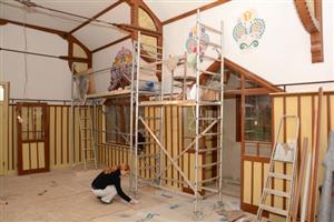 Po stavebních pracích přišly na řadu vnitřní dekorační výmalby Jaroňkovy útulny. V celé kráse ji návštěvníci budou moci spatřit na začátku příští turistické sezony.
FOTO: DAVID MACHÁČEK