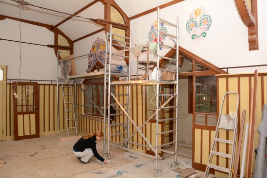 Po stavebních pracích přišly na řadu vnitřní dekorační výmalby Jaroňkovy útulny. V celé kráse ji návštěvníci budou moci spatřit na začátku příští turistické sezony.
FOTO: DAVID MACHÁČEK