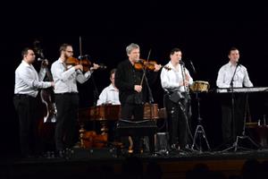 Do posledního místa vyprodaný kulturní dům přihlížel v neděli 29. listopadu koncertu populárního Hradišťanu. Primáš Jiří Pavlica přizpůsobil program kopřivnického vystoupení právě zahájenému adventu.
FOTO: DAVID MACHÁČEK