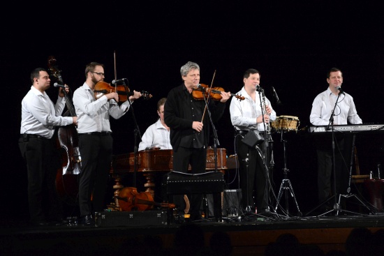 Do posledního místa vyprodaný kulturní dům přihlížel v neděli 29. listopadu koncertu populárního Hradišťanu. Primáš Jiří Pavlica přizpůsobil program kopřivnického vystoupení právě zahájenému adventu.
FOTO: DAVID MACHÁČEK