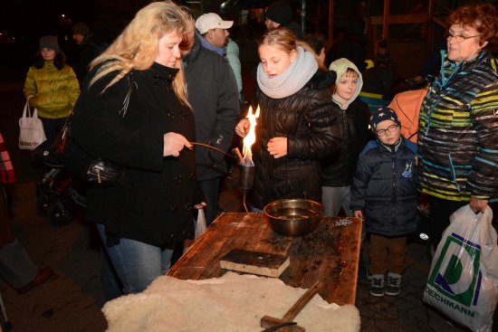 Součástí programu letošní Mikulášské jízdy byla také zastavení s tradičními vánočními zvyky. Přímo v centru města tak lidé lili roztavené olovo anebo pouštěli lodičky z ořechových skořápek.
FOTO: DAVID MACHÁČEK