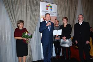 V úterý 1. prosince převzali zástupci města diplom za devátou obhajobu kategorie B, kterou uděluje Národní síť Zdravých měst ČR.
FOTO: DANA HOĎÁKOVÁ