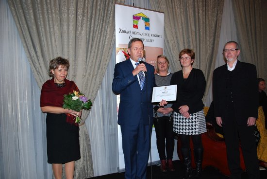 V úterý 1. prosince převzali zástupci města diplom za devátou obhajobu kategorie B, kterou uděluje Národní síť Zdravých měst ČR.
FOTO: DANA HOĎÁKOVÁ