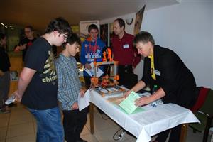 Odborné školy z regionu na Dnu technické kariéry v předsálí kina prezentovaly nabízené studijní obory žákům místních základních škol.
FOTO: DANA HOĎÁKOVÁ