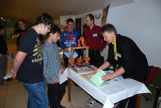 Odborné školy z regionu na Dnu technické kariéry v předsálí kina prezentovaly nabízené studijní obory žákům místních základních škol.
FOTO: DANA HOĎÁKOVÁ