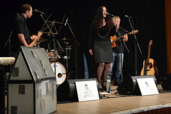 Kapela Hluční sousedé odehrála minulou neděli dobročinný koncert pro sdružení Purpura. Propagovat myšlenku vzniku galerie Galaxie bude i připravovaný happening.
FOTO: DAVID MACHÁČEK