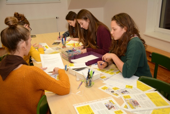 Kopřivnické skautky uspořádaly ve zdejším centru Vanaivan maraton v psaní dopisů úřadům nejrůznějších zemí. Ty by měly pomoci nespravedlivě stíhaným.
FOTO: DAVID MACHÁČEK
