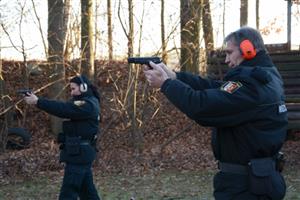 Městští strážníci v minulém týdnu absolvovali prověrku svých střeleckých dovednosti na střelnici v Sedlnicích. Výcvik v používání služební zbraně zde probíhá pravidelně.
FOTO: DAVID MACHÁČEK