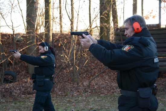 Městští strážníci v minulém týdnu absolvovali prověrku svých střeleckých dovednosti na střelnici v Sedlnicích. Výcvik v používání služební zbraně zde probíhá pravidelně.
FOTO: DAVID MACHÁČEK