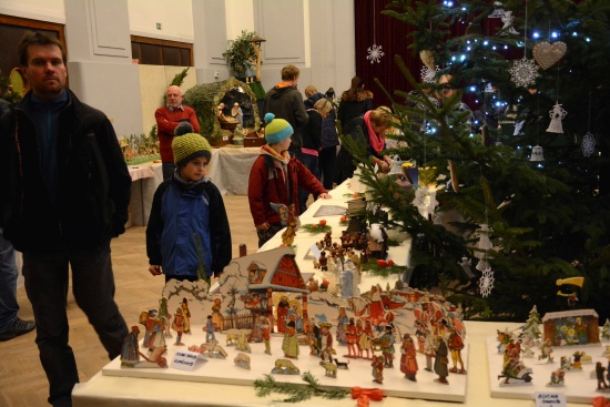 Tradiční předvánoční výstava v Kopřivnici nabídla nejen zhruba sedmdesát betlémů nejrůznějšího stáří a z různých materiálů. Lidé do velkého sálu Katolického domu chodili především nasát atmosféru blížících se svátků.
FOTO: DAVID MACHÁČEK