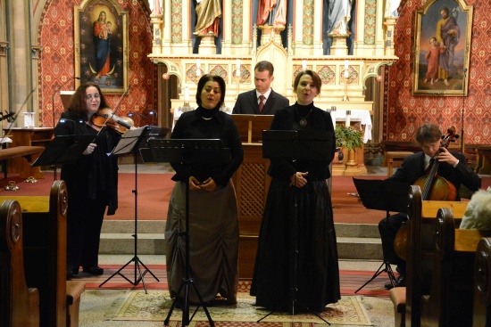 Barokní muzika zněla uprostřed minulého týdne v kostele sv. Bartoloměje, soubor Ensemble Inégal uvedl soubor písní Adama Michny z Otradovic známý jako Loutna česká.
FOTO: DAVID MACHÁČEK