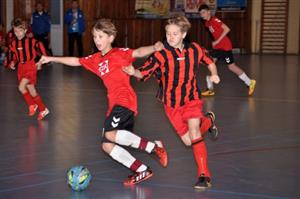 Kopřivnický tým (pruhované dresy) složený z hráčů r. 2005 a mladších měl sice citelný výškový handicap oproti svým soupeřům, ale zahanbit se nenechal. 
FOTO: KRISTINA ČABLOVÁ