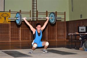 Bao Tran (ASK Tatra Kopřivnice) je nadějný mladý kopřivnický vzpěrač a na domácí Velké ceně obsadil třetí místo s výkonem 155 kg ve dvojboji.
FOTO: KRISTINA ČABLOVÁ