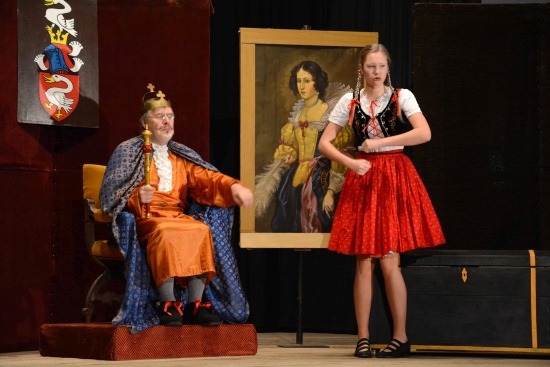 Ochotníci ze štramberského divadla Pod Věží hostovali první lednovou neděli v Mniší s pohádkou Vyměněná princezna.
FOTO: DAVID MACHÁČEK
