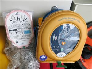 Přenosný defibrilátor by měl být součástí vybavení prvosledových hlídek policie. Policisté, kteří často na místo dorazí dříve než záchranáři, tak budou mít větší šanci zachránit životy lidí.
FOTO: PETR GŘES