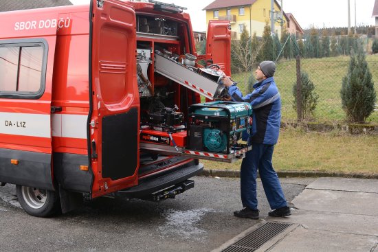 Nová hasičská auta, která jednotky z Mniší a Lubiny převzaly těsně před Vánocemi, jsou nejen bezpečnější a výkonnější, ale také pojmou více speciálního vybavení.
FOTO: DAVID MACHÁČEK