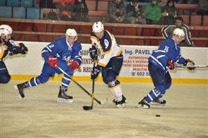 Kapitán kopřivnického druholigového mužstva Martin Tomášek (ve světlém) bojuje o puk na domácím ledě v derby s Novým Jičínem.
FOTO: KRISTINA ČABLOVÁ
