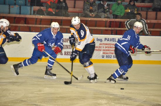 Kapitán kopřivnického druholigového mužstva Martin Tomášek (ve světlém) bojuje o puk na domácím ledě v derby s Novým Jičínem.
FOTO: KRISTINA ČABLOVÁ