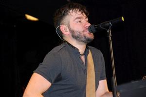 Marek Ztracený se svou kapelou byl hlavní hvězdou letošního 25. Obecního plesu v kopřivnickém kulturním domě. Na téměř vyprodané akci se bavilo zhruba pět set lidí.
FOTO: DANA HOĎÁKOVÁ