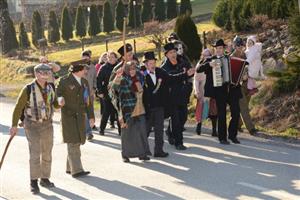 Okostýmovaný masopustní průvod prošel minulou sobotu celým Mniším. Tamní obyvatelé letos tradiční lidovou oslavu rozdělili do dvou víkendů. Po průvodu bude nadcházející sobotu veselí pokračovat pochováváním basy.
FOTO: DAVID MACHÁČEK
