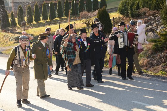 Okostýmovaný masopustní průvod prošel minulou sobotu celým Mniším. Tamní obyvatelé letos tradiční lidovou oslavu rozdělili do dvou víkendů. Po průvodu bude nadcházející sobotu veselí pokračovat pochováváním basy.
FOTO: DAVID MACHÁČEK
