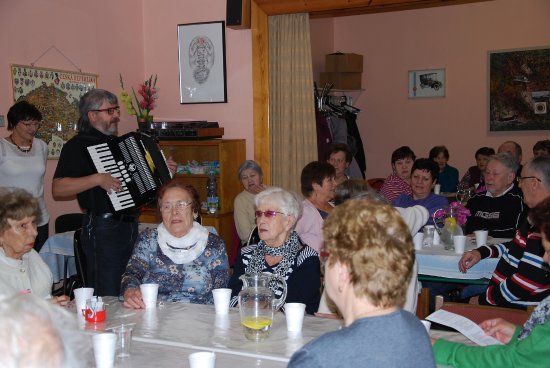 Senioři již potřetí zcela zaplnili prostory klubu, aby si za doprovodu harmoniky Lubomíra Piskoře zazpívali písničky z dob svého mládí.
FOTO: DANA HOĎÁKOVÁ