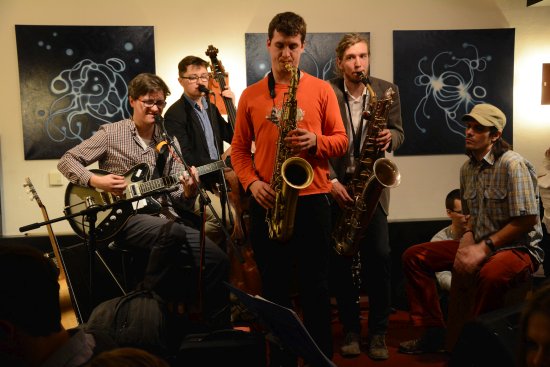 Bratři Martin a Honza Galiovi společně se svými muzikantskými hosty bavili nabitou Mandalu celou páteční noc.
FOTO: DAVID MACHÁČEK