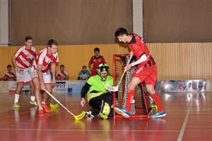 Kopřivničtí florbalisté Jakub Kresta (č. 8) a Lukáš Soukal (č. 15) se snaží pomoci svému brankáři Janu Klinkovi zlikvidovat šanci hostů.
FOTO: KRISTINA ČABLOVÁ