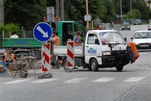 Tento úsek ulice Štramberské, který pracovníci Slumeka předlažďovali v létě 2011, by se měl dočkat kompletní rekonstrukce už v příštím roce.
FOTO: DAVID MACHÁČEK