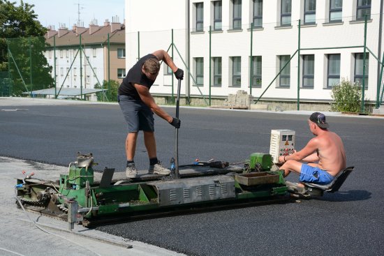 V době realizace úprav sportovního hřiště ZŠ E. Zátopka radnice počítala s financováním z vlastních zdrojů. Nyní se může těšit z poměrně vysoké dotace.
FOTO: D. MACHÁČEK